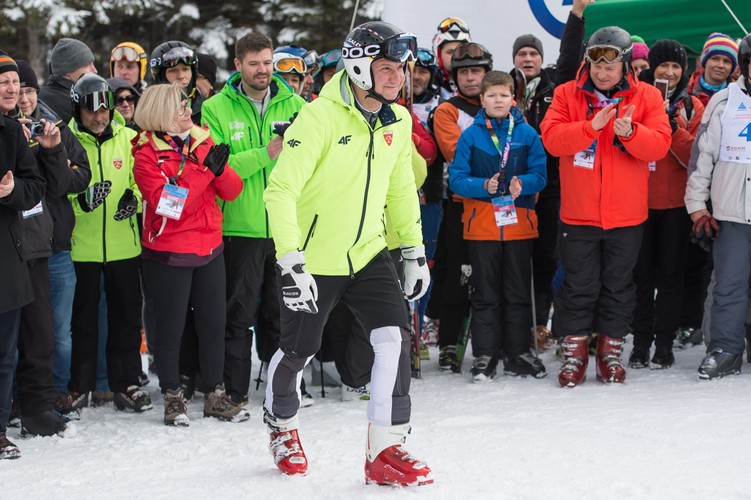 Prezydent RP Andrzej Duda na stoku, podczas Mistrzostw Polski Parlamentarzystów i Samorządowców w narciarstwie alpejskim