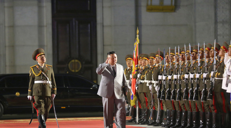 Észak-Korea a kormányzó Munkapárt 75 éves fennállását ünnepli - katonák, atomrakéták és persze Kim Dzsong Un, a diktátor / Fotók: MTI/EPA/KCNA