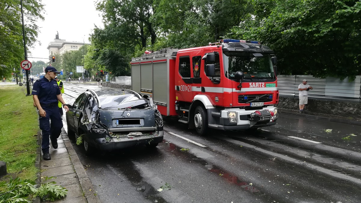 Połamane drzewa i utrudniena ruchu. Nad Krakowem przeszła nawałnica