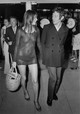 1969, Jane Birkin - A stílusikon a trendet a hatvanas évekhez igazítja. Jane Birkin, aki minden idők vitathatatlanul legikonikusabb tervezői táskájának adta a nevét, 1969-ben egy áttetsző, hosszú ujjú miniben jelent meg a nyilvánosság előtt, melyhez Mary Jane cipőt és egy kosártáskát viselt. Valljuk be, meglehetősen merész ez az apró pucérruha.