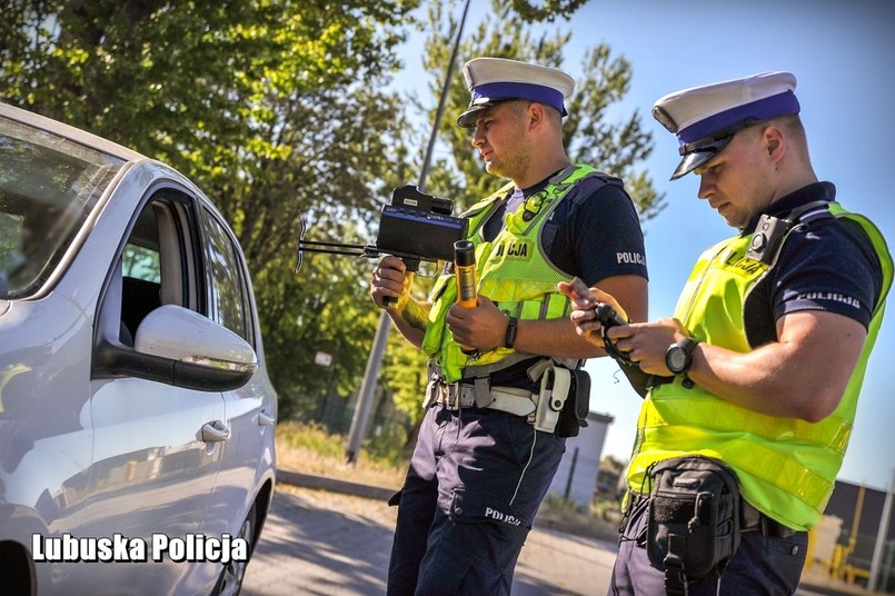 Policjanci kontrolują kierowcę