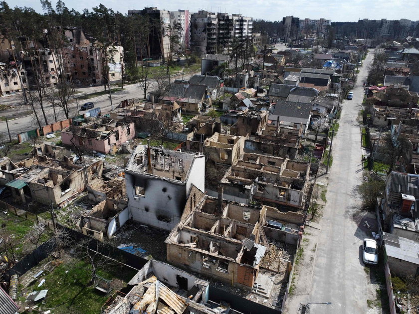 A to widok panoramiczny osiedla po dywanowych rosyjskich bomardowaniach Irpienia. Zostały tylko gruzy, ruiny i zgliszcza