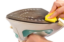 Jak wyczyścić brudne żelazko? Wystarczy ocet i sok z cytryny [SPRAWDZONE SPOSOBY]