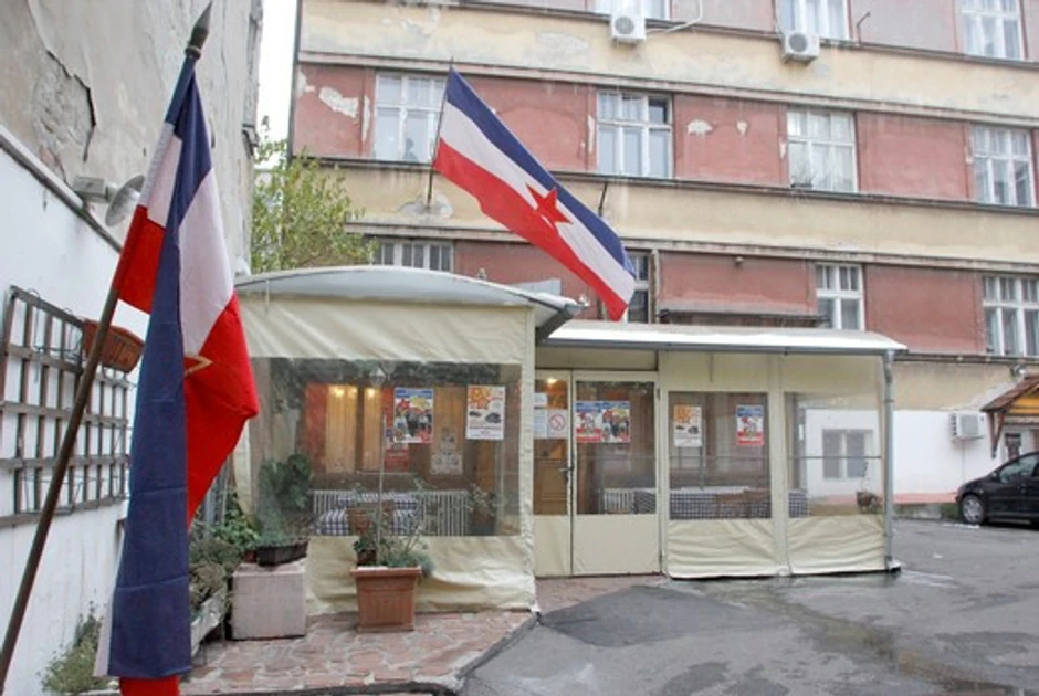 Zastave ispred kafane "Korčagin"