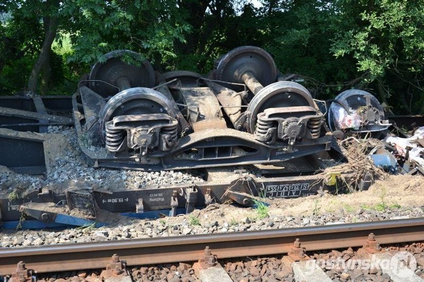 Pociąg wypadł z torów. Wagony leżą w rowie