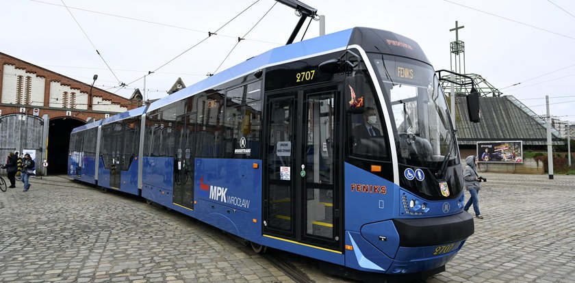 Feniks odrodził się z popiołów! Tak odmalowują wrocławskie tramwaje