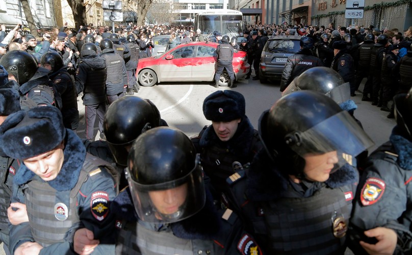 Kordon milicji otoczył więźniarkę z zatrzymanymi