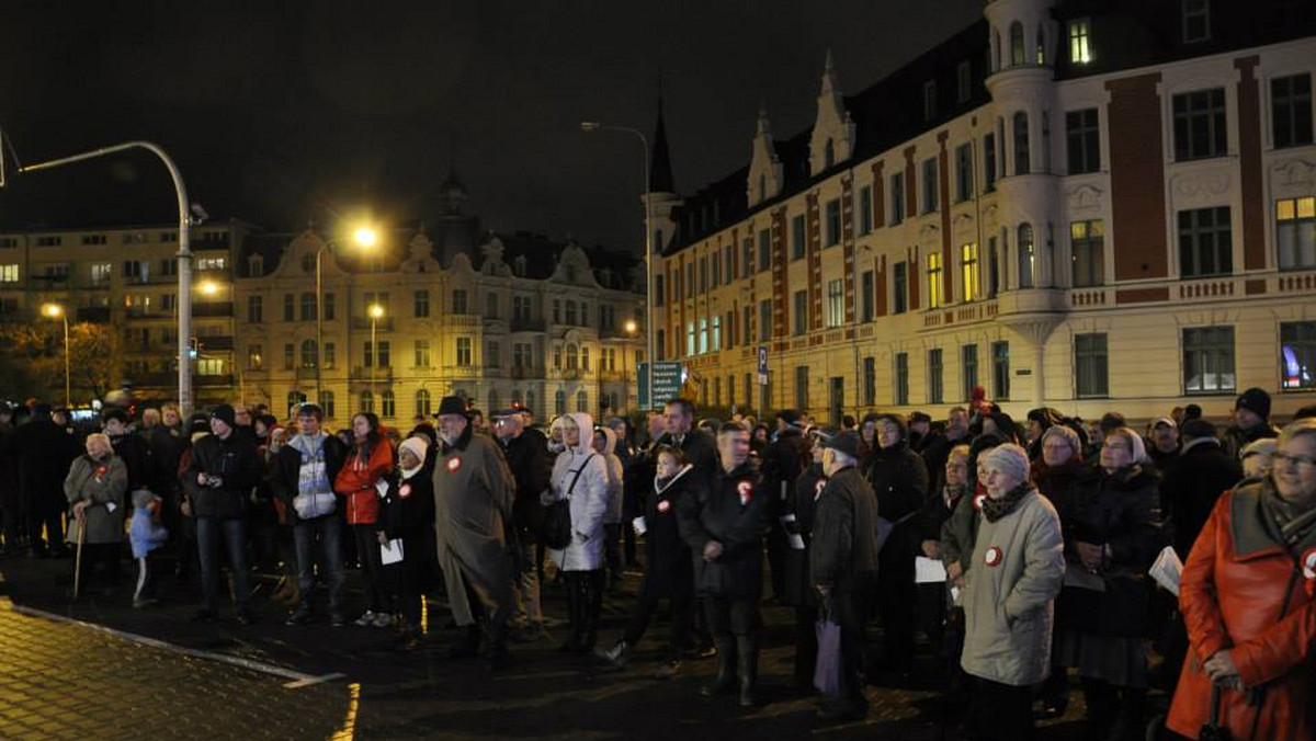 Już po raz piąty przed Starostwem Powiatowym w Olsztynie zabrzmią polskie pieśni patriotyczne oraz pojawią się żołnierze w umundurowaniu z czasów I wojny światowej. Nie zabraknie też biało czerwonych kotylionów, a budynek urzędu spowije iluminacja w narodowych barwach.