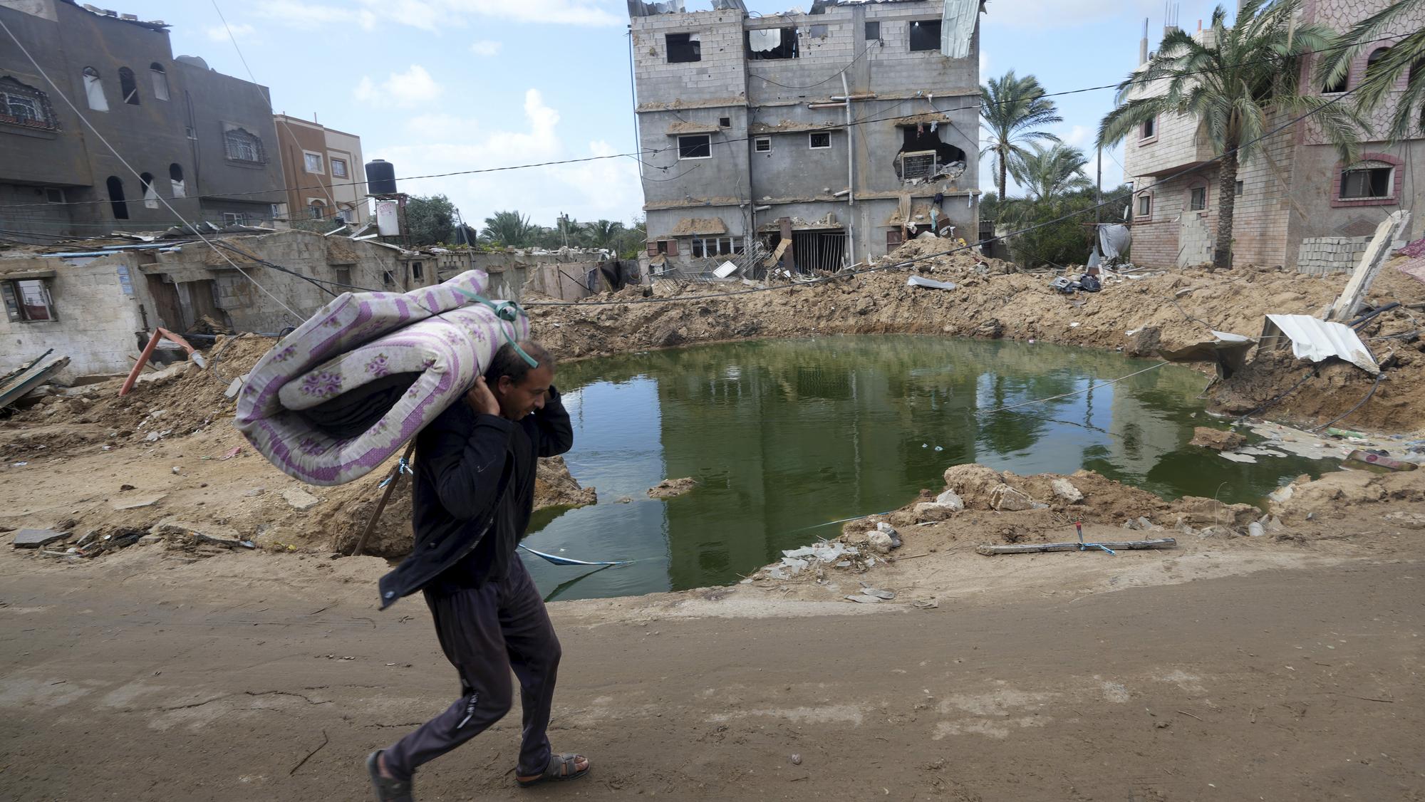 Snímka zachytáva škody po izraelskom leteckom útoku na pásmo Gazy.