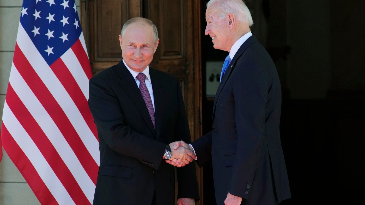 Joe Biden și Vladimir Putin au avut un canal secret de comunicare în timpul războiului din Ucraina. De ce a eșuat inițiativa de pace