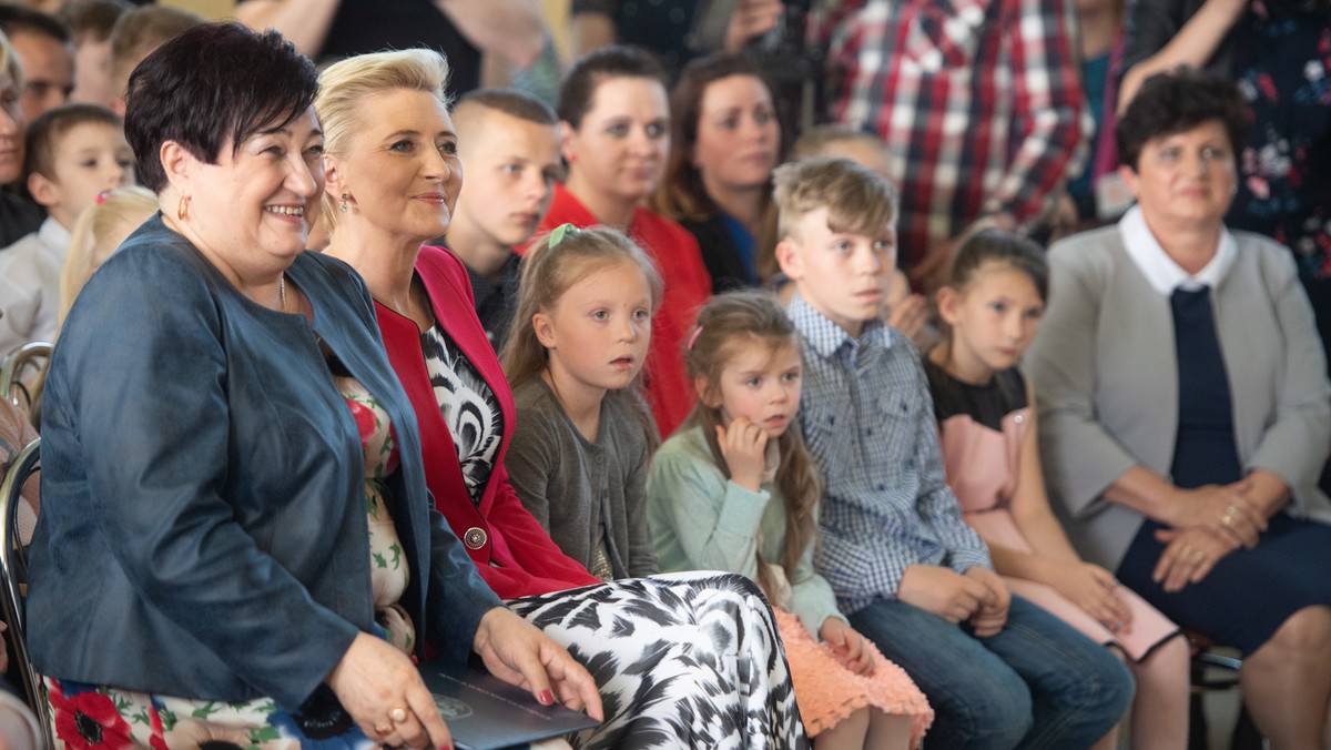 Małżonka prezydenta Agata Kornhauser-Duda spotkała się w wczoraj z wychowankami i pracownikami Domu Dziecka w Dąbrowie Rusieckiej (Łódzkie). Okazją do wizyty prezydentowej była uroczystość związana z 40-leciem istnienia tej placówki.