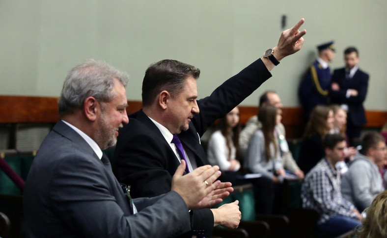Przewodniczący NSZZ Solidarność Piotr Duda (2P) na galerii sejmowej, po głosowaniu nad prezydenckim projektem obniżenia wieku emerytalnego