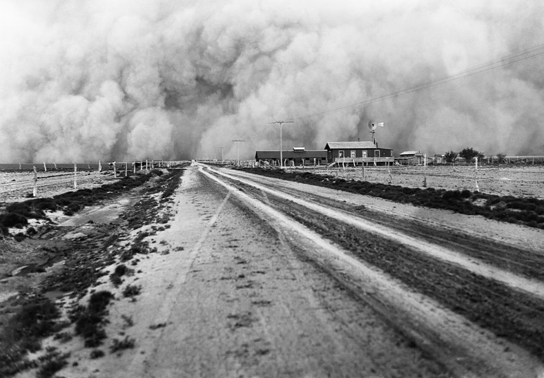 Farma niknie w wielkiej burzy pyłowej (około 1930 r.)