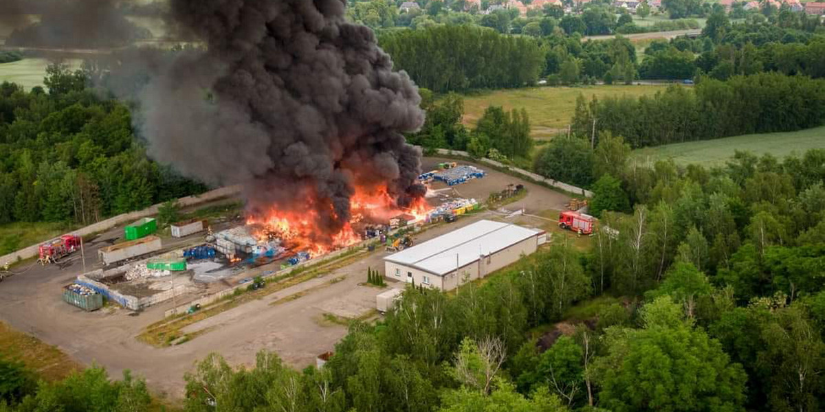 Pożar w Żarowie pod Świdnicą. Zapaliły się beczki z chemikaliami. (Zdjęcia: Grzegorz Lewicki)