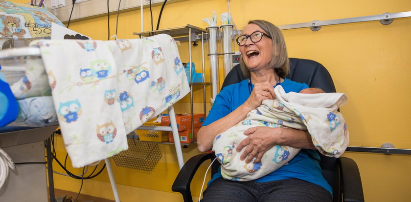 Seniorzy tulą noworodki w szpitalu