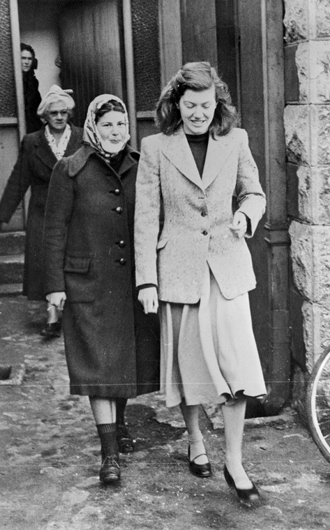 Od lewej: Pauline Parker i Juliet Hulme (później znana pod nazwiskiem Anne Perry) przed sądem po przesłuchaniu (1954)