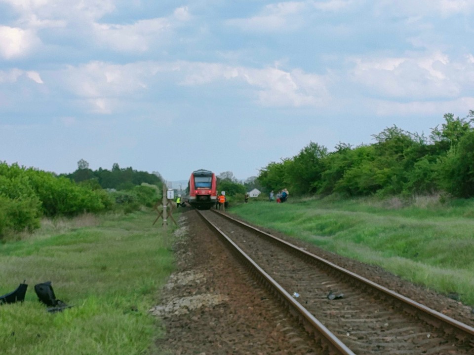 Samochód wjechał wprost pod pociąg