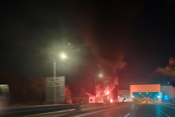 VELIKI POŽAR KOD TUNELA ŽELEZNIK Zapalila se prikolica kamiona: Kulja crni dim