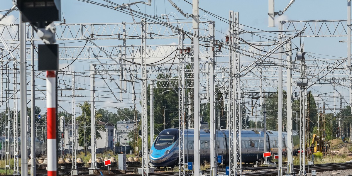 Dworzec kolejowy Warszawa Zachodnia, pociąg PKP Intercity, Pendolino.