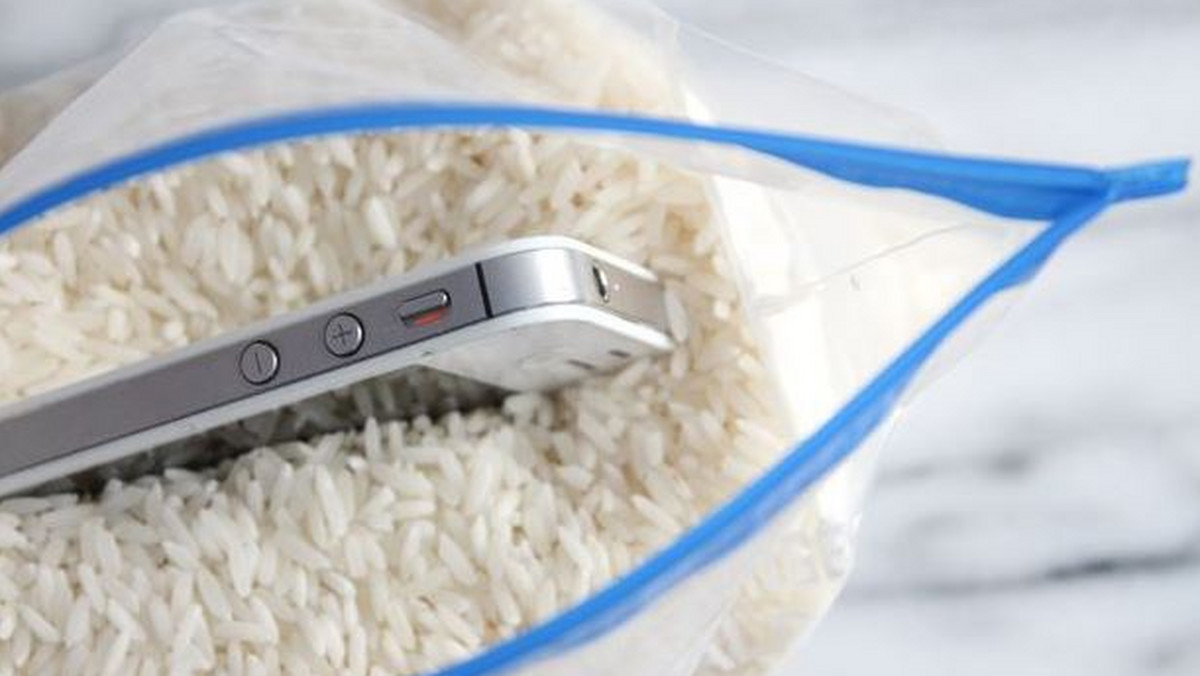 Umieść telefon w woreczku z ryżem