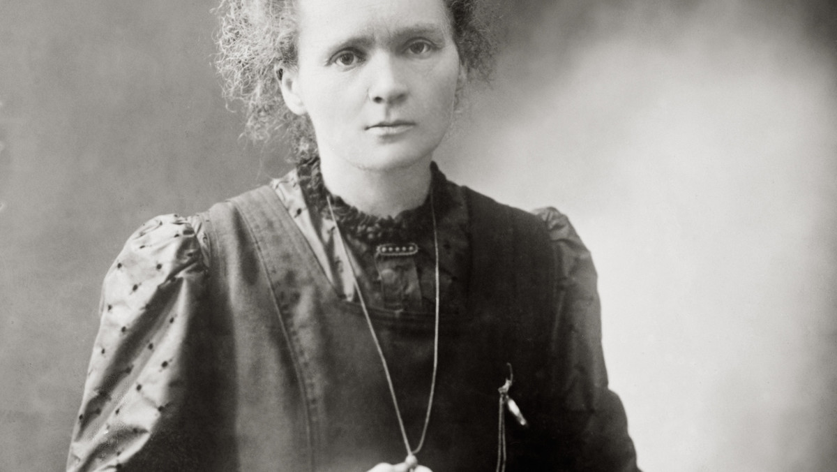 Pojawienie się Marii Curie wśród uczonych przyniosło nieznane wcześniej problemy. Mężczyźni odkryli genialną kobietę, w której zakochiwali się niezwykle łatwo.