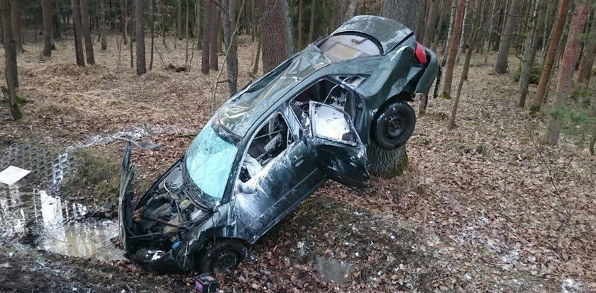 Matka z małym dzieckiem w szpitalu. Auto dachowało