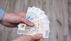 Prawie 7 tys. zł dla wszystkich i to bez względu na dochód. Od kiedy wyższy zasiłek?