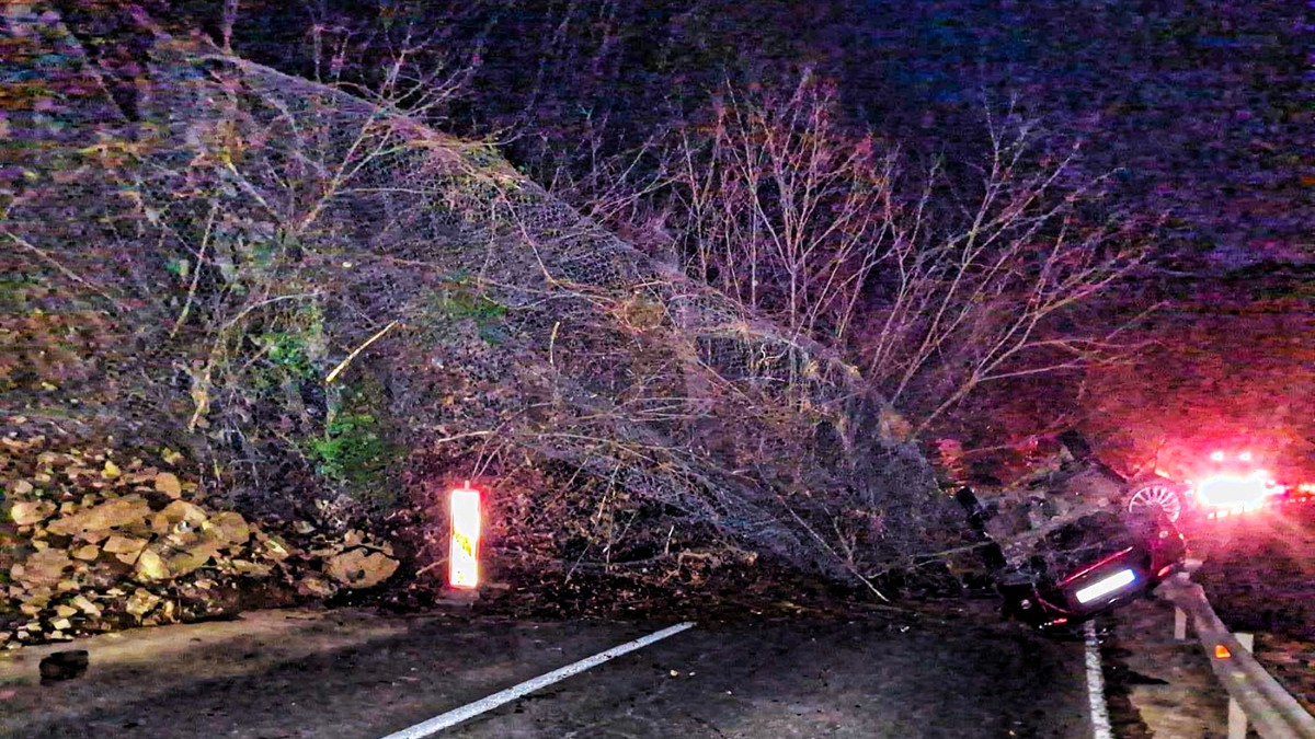 (FOTO) OBRUŠILO SE BRDO NA AUTOMOBIL Drama na putu Novi Pazar-Kraljevo: U vozilu se nalazio BRAČNI PAR