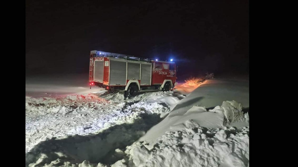 Fatalny skutek śnieżycy i awarii sieci. Nie żyje 70-latka