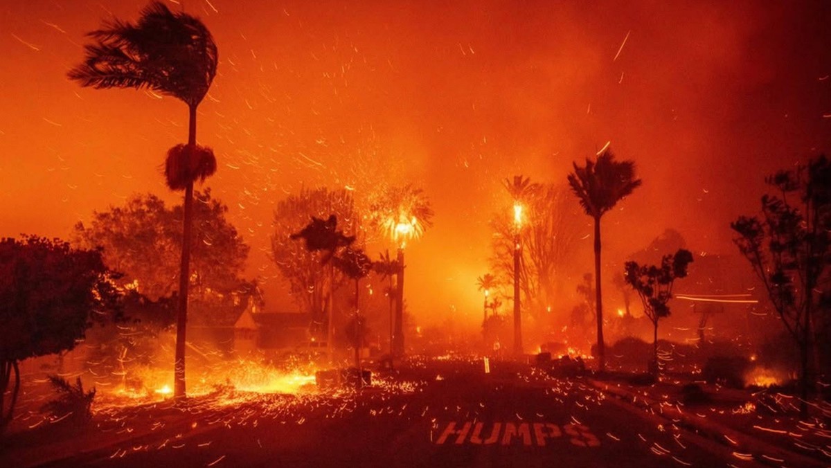 Kalifornia walczy z pożarami spowodowanymi przez śmiertelną mieszankę czynników atmosferycznych [Źródło: Onet]