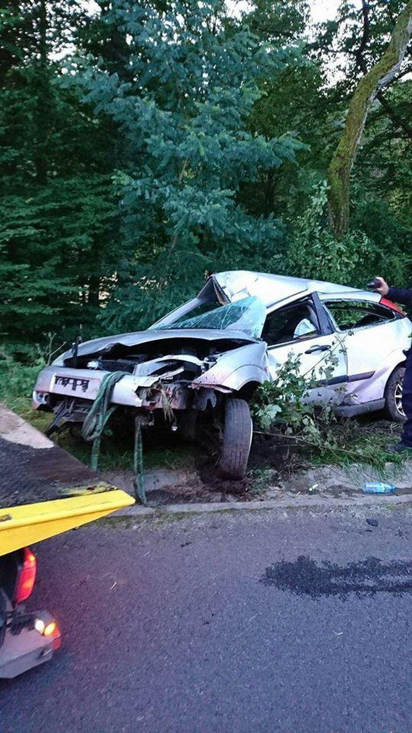 Młodzi ludzie wracali z imprezy w Bogdańcu. Auto uderzyło w drzewo