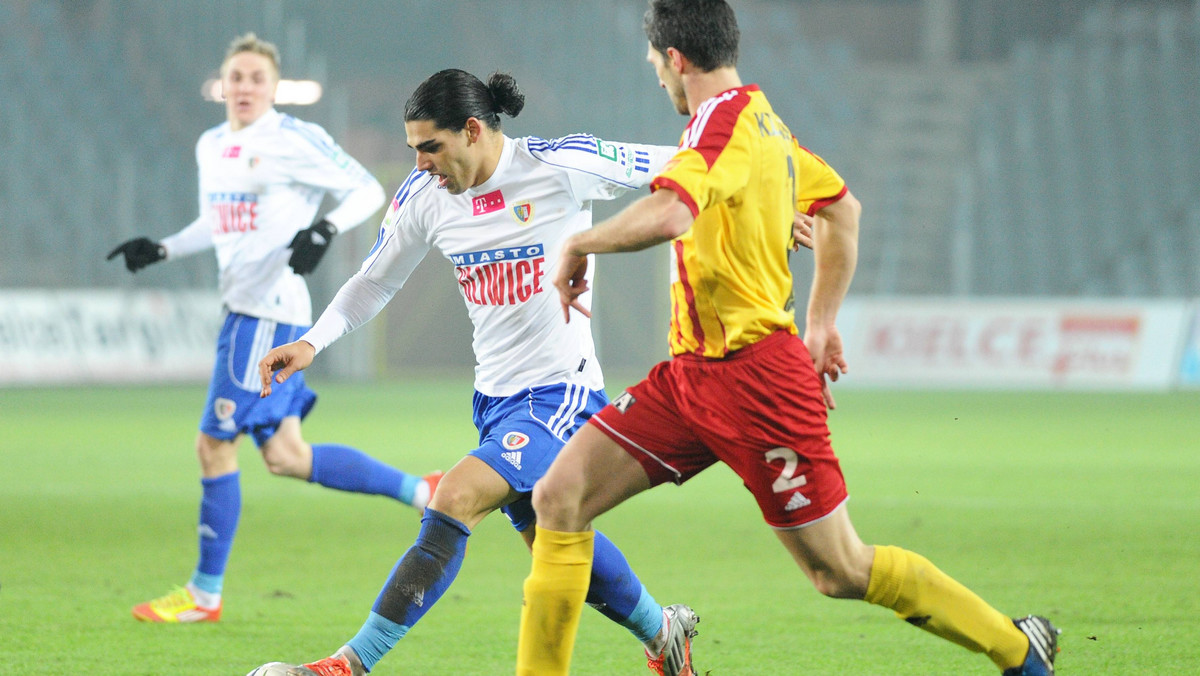 Korona Kielce rozbiła Piasta Gliwice 4:0 (1:0) w pierwszym meczu 13. kolejki T-Mobile Ekstraklasy. Kielczanie przez całe spotkanie byli lepszym zespołem i w pełni zasłużyli na komplet punktów.