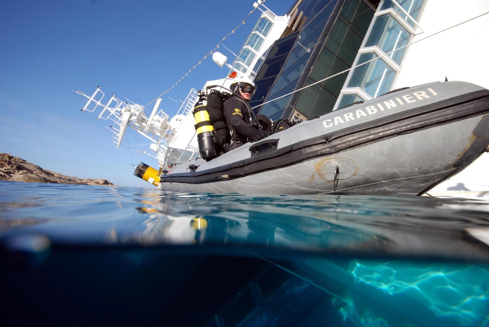 ITALY COSTA CONCORDIA (Carabinieri divers inspect the inside of Costa Concordia cruise ship)