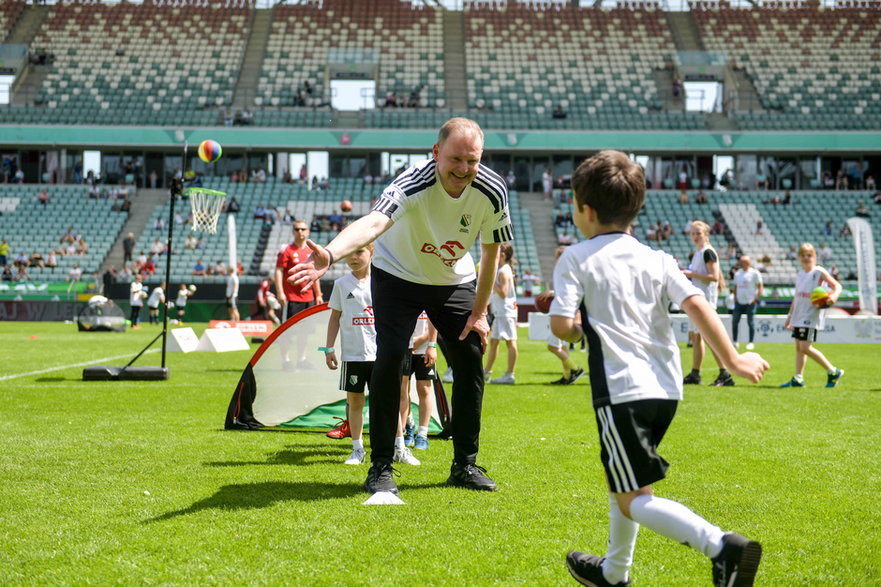 Marcin Herra podczas pikniku na stadionie Legii z okazji Dnia Dziecka