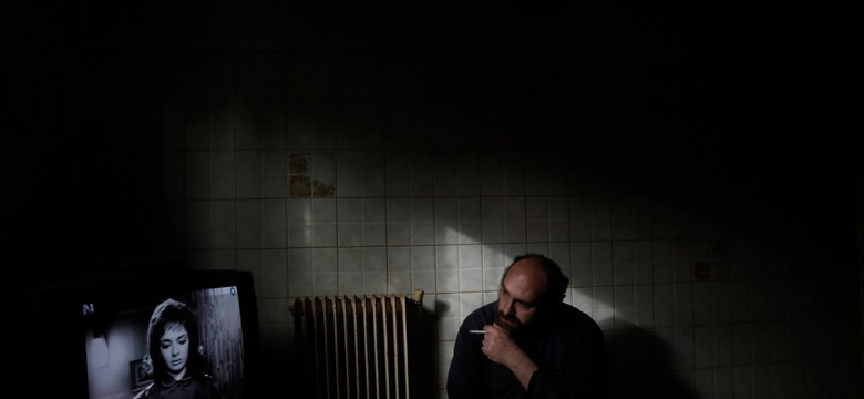 Siedzi po ciemku, głód zajada cebulą. Tak kryzys zmienił życie 41-letniego Iakovosa