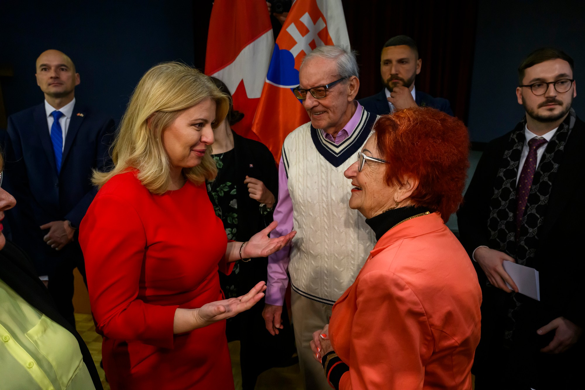 Čaputová (vľavo) počas stretnutia s krajanmi po svätej omši v kostole sv. Cyrila a Metoda v Mississauge na predmestí Toronta.