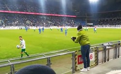 Peszko prowokowany przez kibica Lecha. Częstował go wódką w trakcie meczu