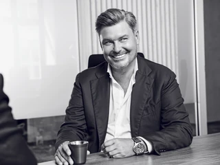 Krzysztof Krawczyk, jest szefem warszawskiej filii globalnego funduszu private equity CVC Capital Partners. Ma ponad 18-letnie doświadczenie w tym sektorze na rynku Europy Środkowej i Wschodniej. Przed dołączeniem do CVC był partnerem zarządzającym w funduszu private equity Innova Capital. Zdobywał też doświadczenie w Pioneer Investment oraz w Daiwa Institute of Research. Jest wiceprezesem oraz skarbnikiem Polskiego Stowarzyszenia Inwestorów Kapitałowych.