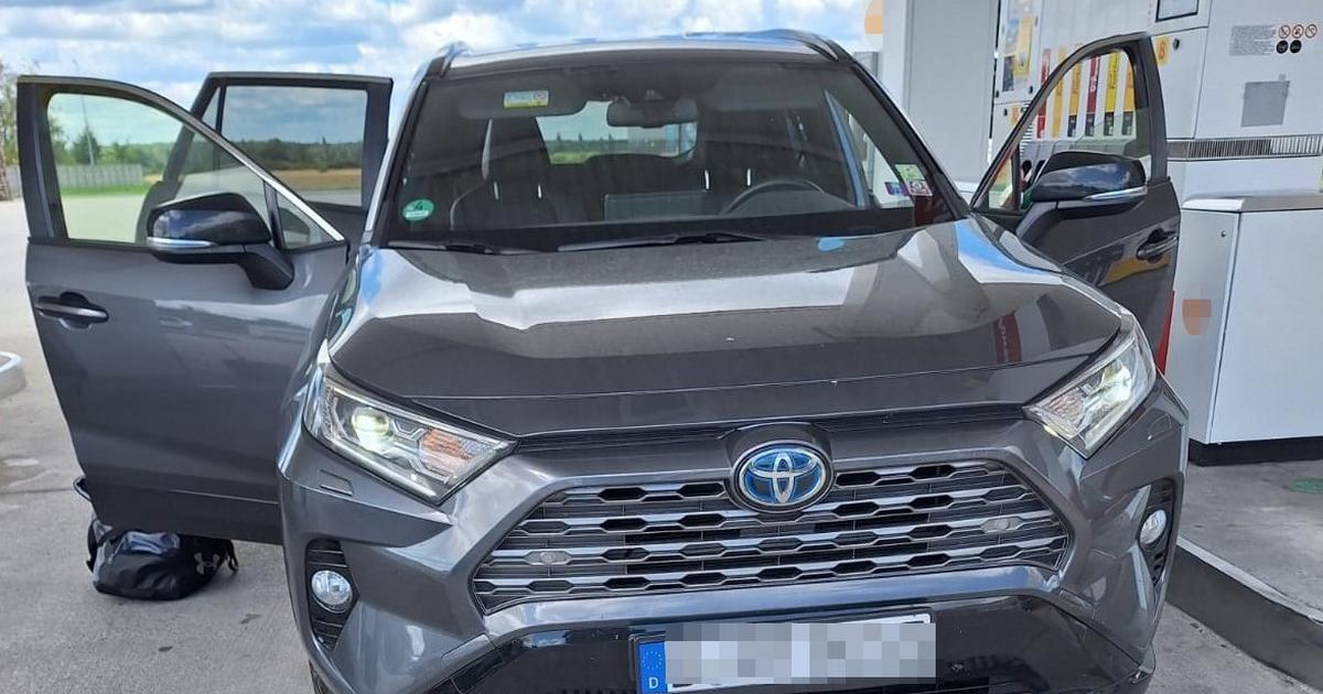  Funkcjonariusze mieli nosa. Toyota RAV4 stała otwarta nie bez powodu