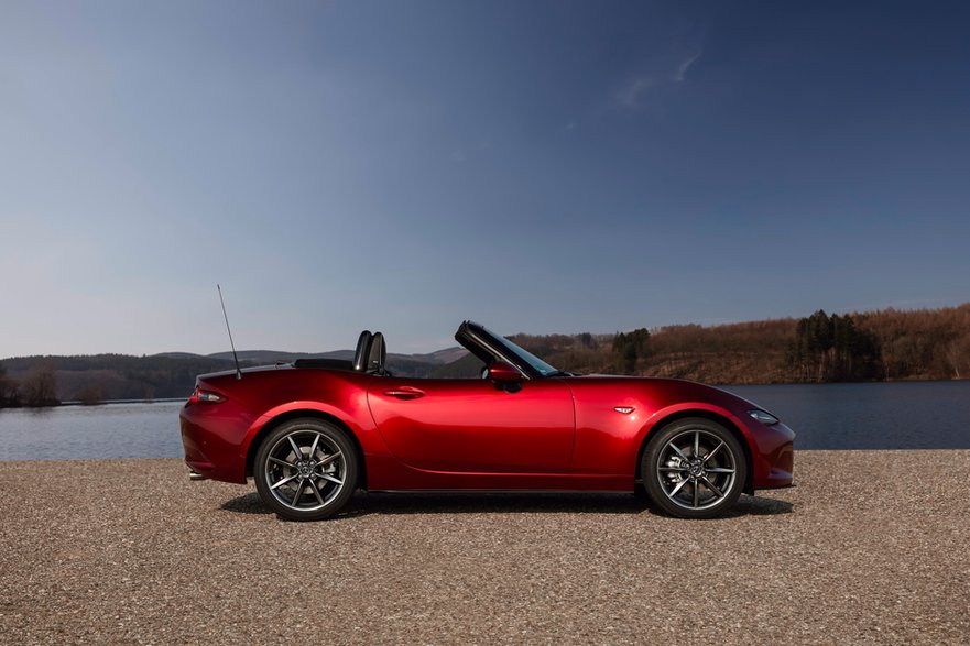 Mazda MX-5 to roadster, czyli rodzaj kabrioletu.