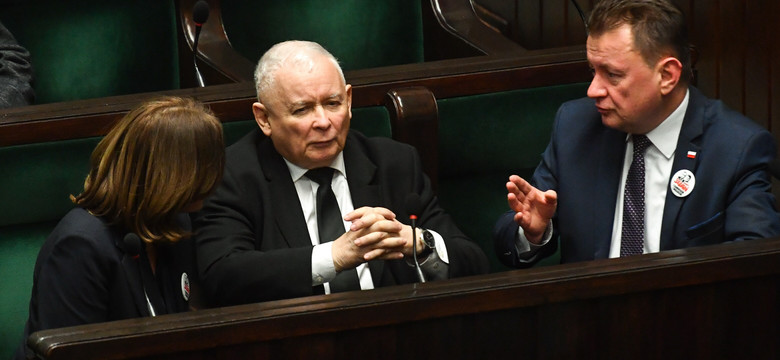 Donald Tusk idzie na zwarcie, Jarosław Kaczyński stawia na "posłów z kartonu". "W PiS zaczyna się przesilenie"