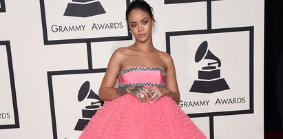 Co to za suknia?! Rihanna wygląda jak w 9. miesiącu ciąży