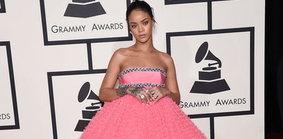 Co to za suknia?! Rihanna wygląda jak w 9. miesiącu ciąży