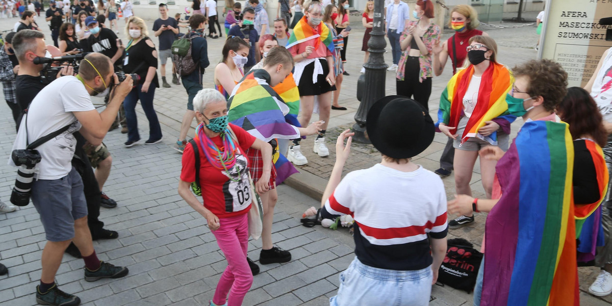 "Tęczowe disco" przed Pałacem Prezydenckim