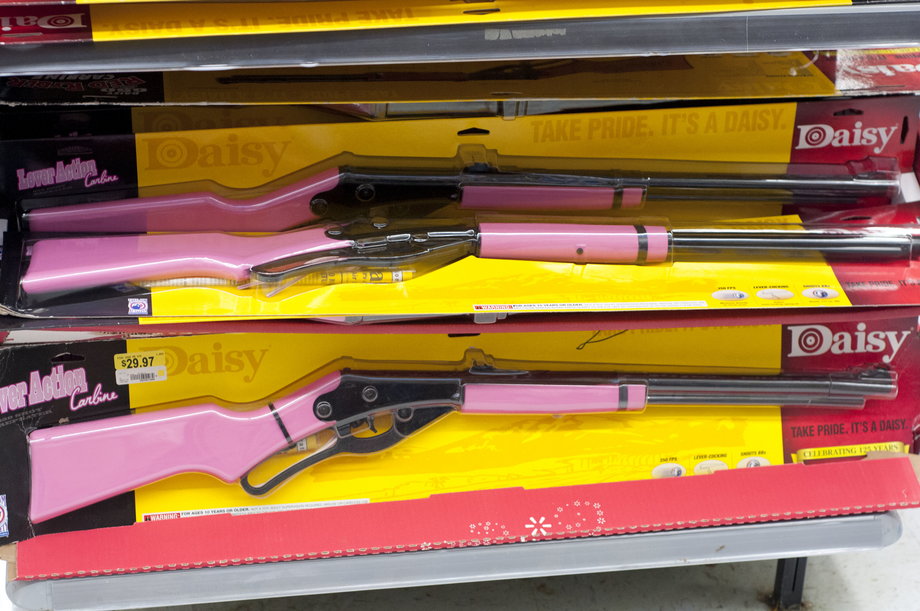 W 2013 r. na półkach w Walmarcie można było znaleźć broń dedykowaną dziewczynkom od 10 roku życia.