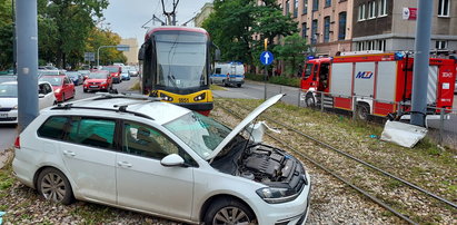 Wypadek w centrum Łodzi. Zderzenie tramwaju z autem. Są ranni. Zakleszczonego kierowcę strażacy wycinali go z kabiny. Chciał uciec z drogowego korka?