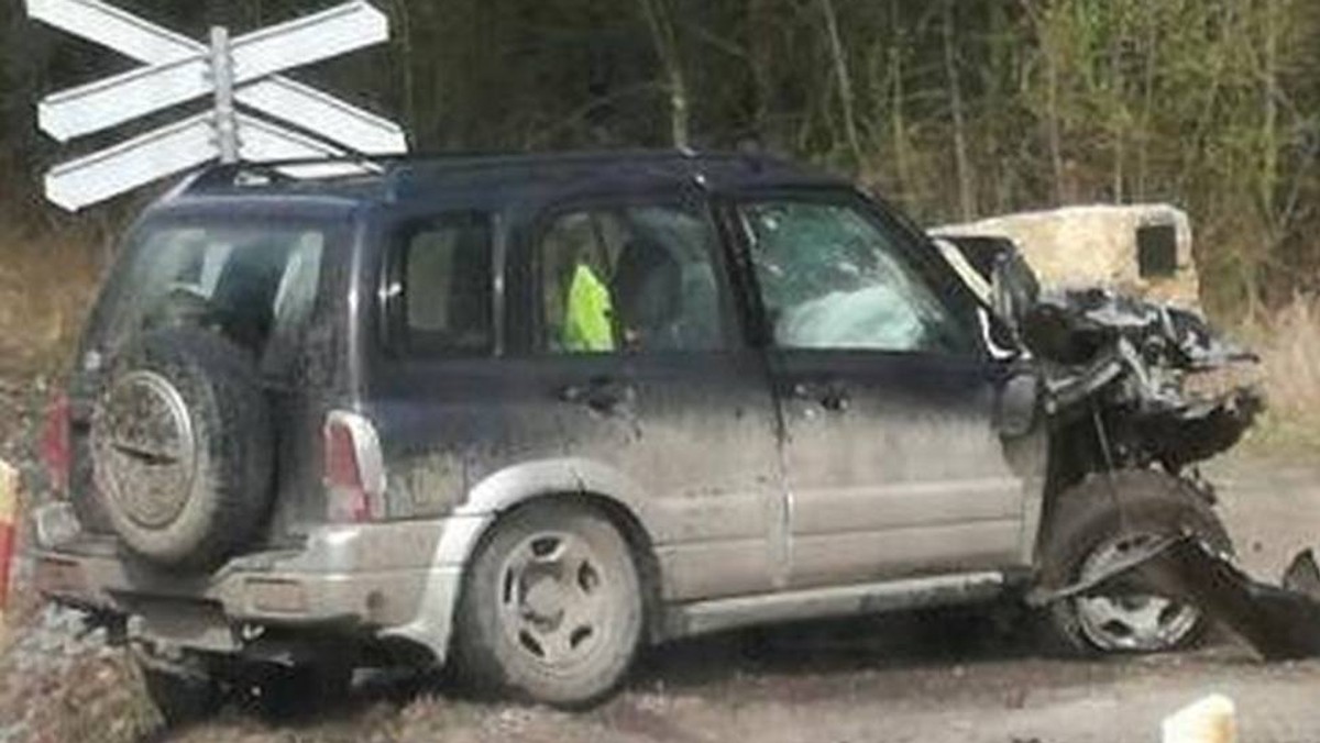 Wypadek na przejeździe kolejowym przy ulicy Teligi w Opolu. Pod pociąg osobowy Opole-Gliwice wjechał samochód terenowy.