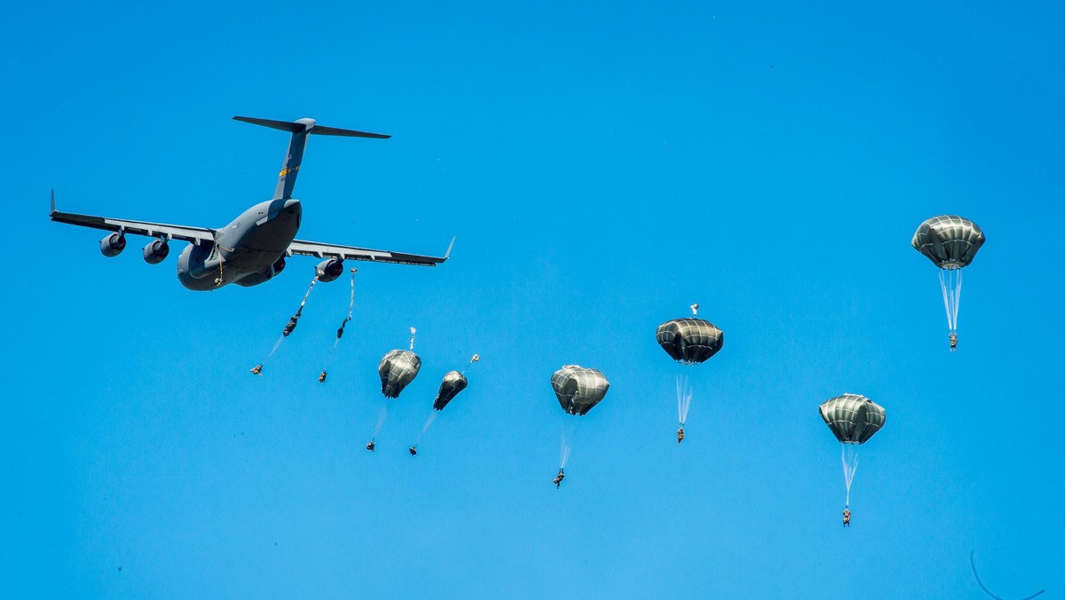 C-17 Globemaster spadochroniarze desant