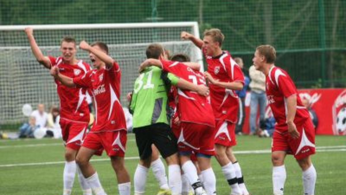 To było widowisko godne europejskich stadionów. Na obiekcie w Sulejówku, na którym podczas UEFA EURO 2012 trenować będą nasi grupowi rywale Rosjanie, spotkało się 12 najlepszych drużyn w Polsce, 6 zespołów gimnazjalnych dziewcząt i 6 ekip chłopców. Bohaterowie Finału Krajowego 14. edycji Coca-Cola Cup w sobotę rozegrali mecze w grupach, w niedzielę zmierzyli się w meczach półfinałowych i finałowych. W meczach finałowych nie brakowało emocji. Wprawdzie dziewczyny z Gimnazjum Sportowego Nr 2 z Gorzowa Wielkopolskiego pokonały gimnazjalistki z Lublina aż 5:0, ale wynik nie odzwierciedlał tego co działo się na boisku. Lublinianki bardzo często stwarzały zagrożenie pod bramką rywalek.