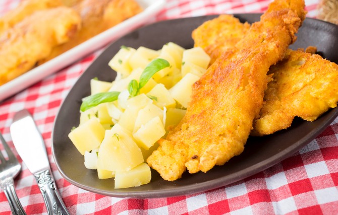 Oslića možete da kombinujete sa krompir salatom, aromatičnim pekarskim krompirom iz rerne ili klasičnim pomfritom